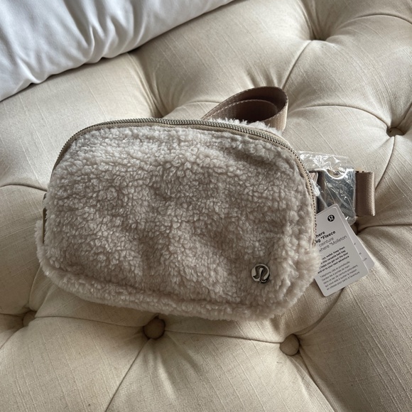 NWT Lululemon Everywhere Fleece Belt Bag WHITE - Picture 7 of 8
